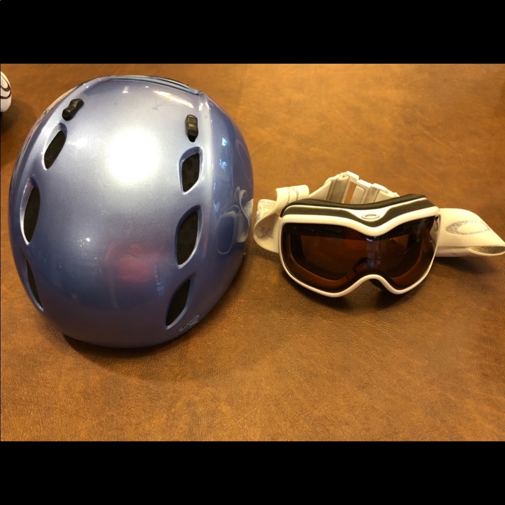 Women’s Ski Helmet (large) and Oakley Goggles